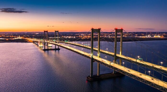 Vista aerea del Delaware Memorial Bridge al crepuscolo.  Il Delaware Memorial Bridge è un insieme di ponti sospesi gemelli che attraversano il fiume Delaware tra gli stati del Delaware e del New Jersey