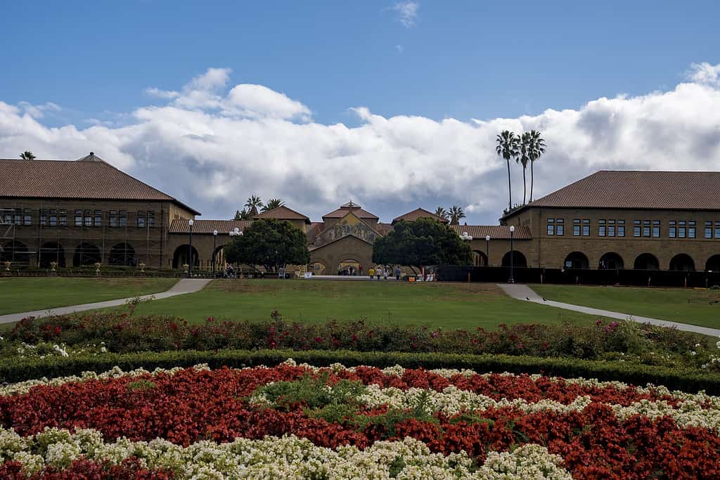 Vista degli studenti dell'ingresso del centro della Stanford University.