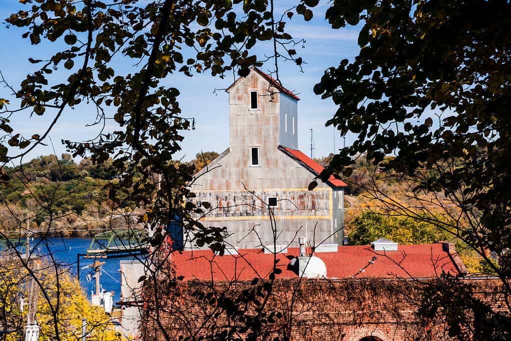 Veduta di Stillwater Minnesota, di un vecchio mulino, incorniciato da foglie autunnali