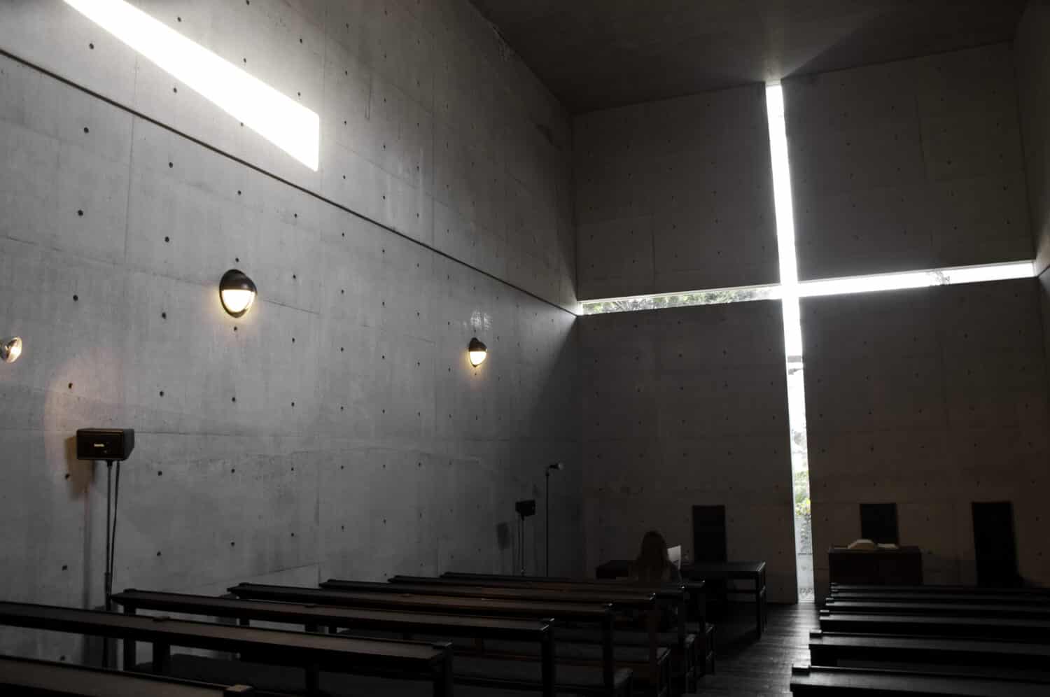 Chiesa della luce (a volte chiamata "Chiesa con luce") è la cappella principale della chiesa Ibaraki Kasugaoka.  È stato costruito nel 1989, nella città di Ibaraki, nella prefettura di Osaka.