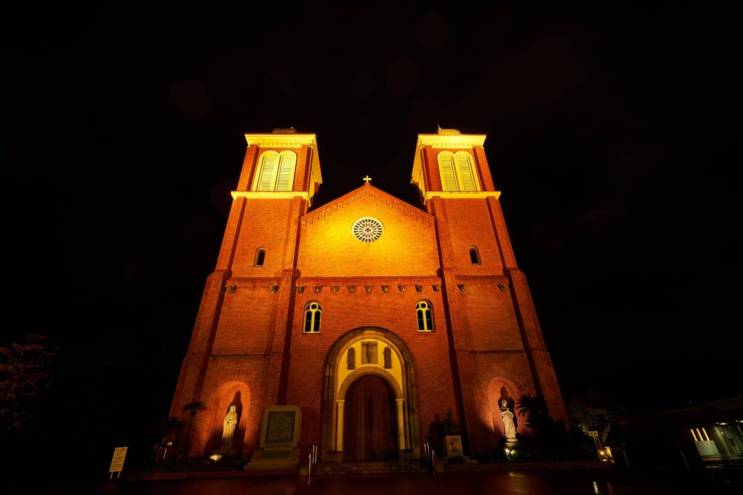 Veduta notturna della Cattedrale di Urakami illuminata di Nagasaki