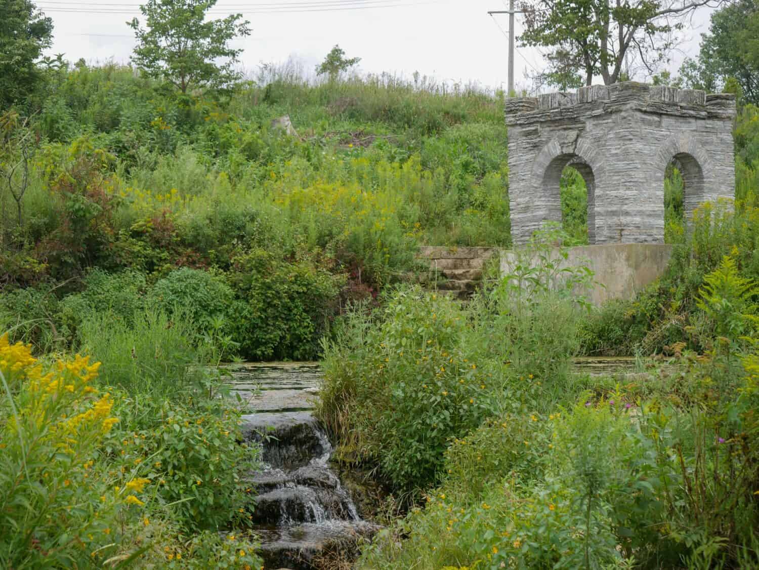 vecchia stazione di pompa in pietra alla sorgente di acqua fredda