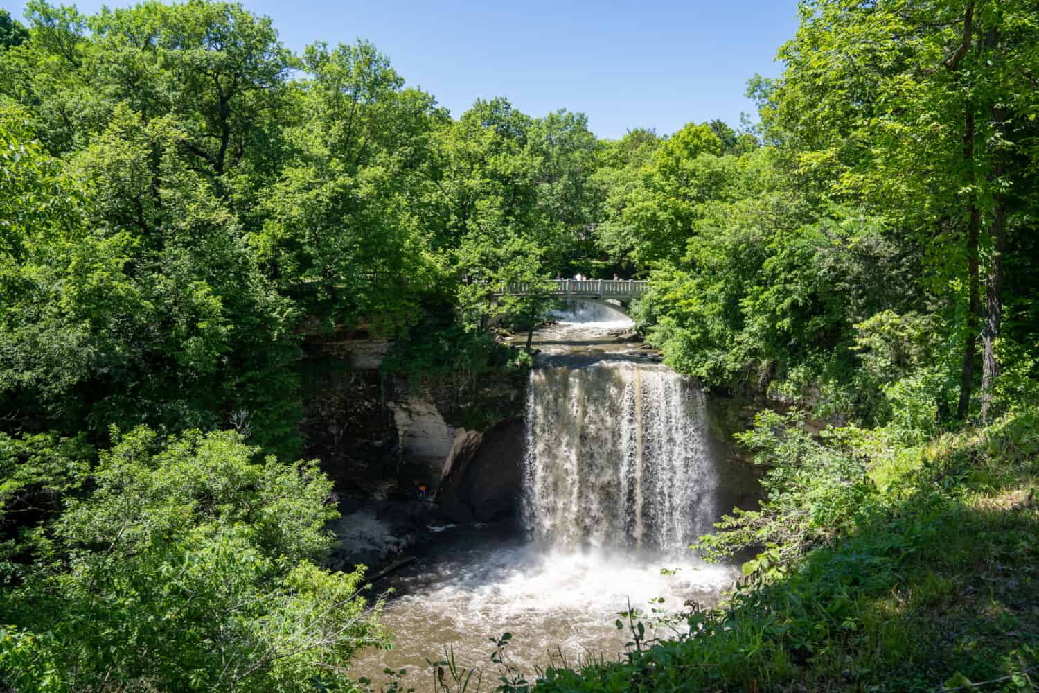 Vista delle cascate superiori della cascata Minneopa Falls al Minneopa State Park a Mankato Minnesota