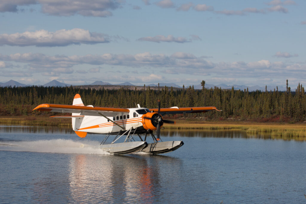 Atterraggio dell'idrovolante su un lago dell'Alaska