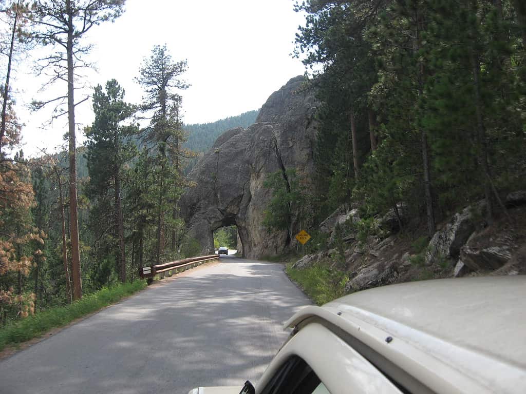 Un tunnel roccioso nel Custer State Park nel South Dakota.