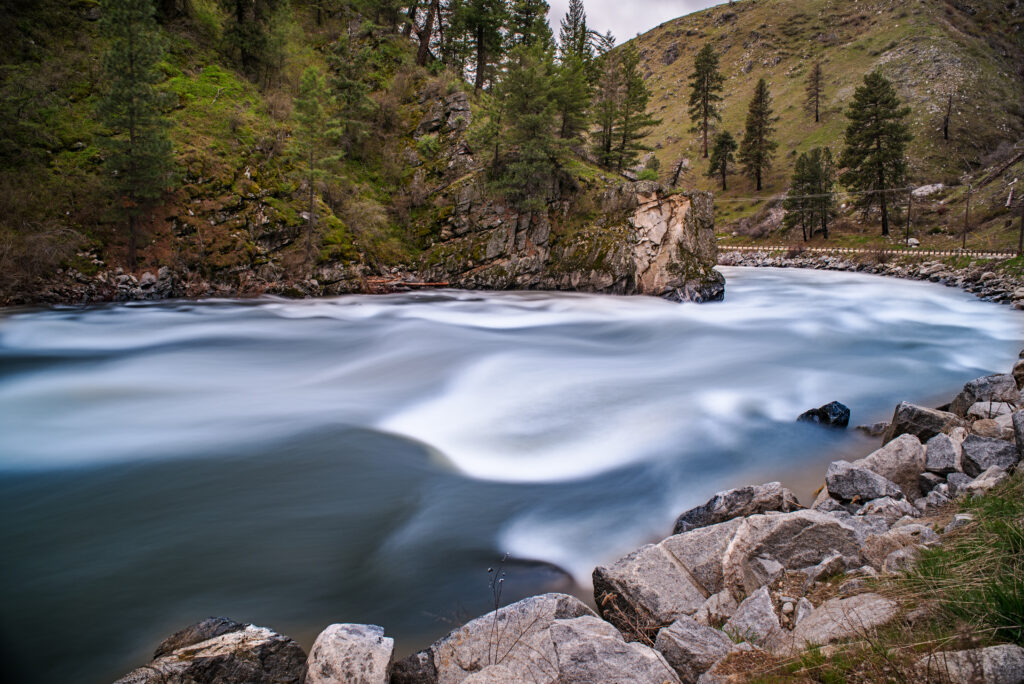 Flusso d'acqua setoso durante il giorno del fiume Payette