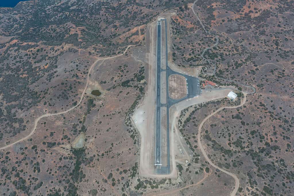 L'aeroporto dell'isola Catalina nel cielo