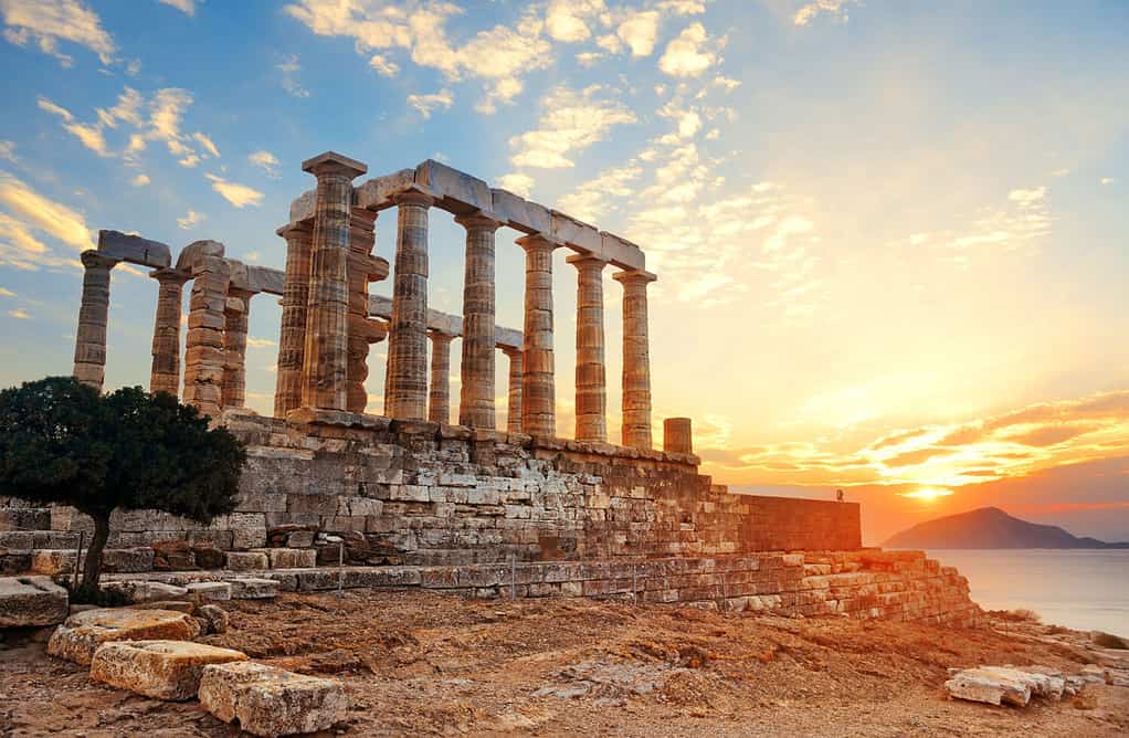 Tramonto al Tempio di Poseidone vicino ad Atene, Grecia.