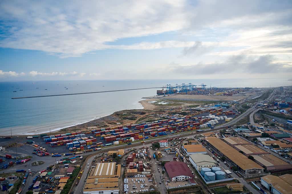 Veduta a volo d'uccello del porto di Tema in Ghana