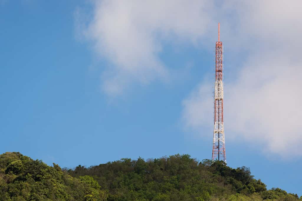 Antenna televisiva per telecomunicazioni con tecnologia wireless con cielo azzurro al mattino