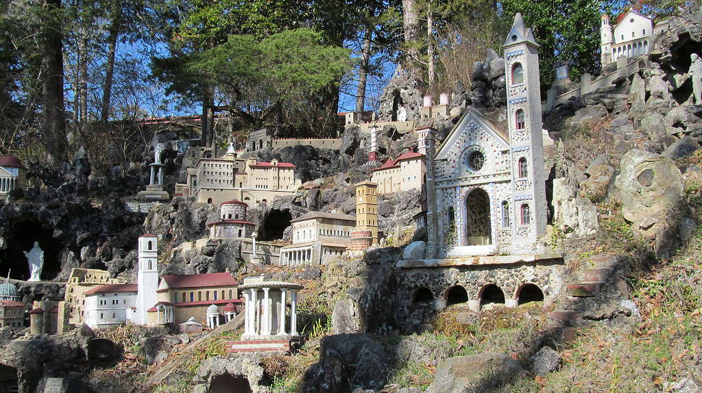 Ave Maria Grotto, a Cullman, in Alabama, è un parco paesaggistico di 4 acri in una vecchia cava sul terreno dell'Abbazia di San Bernardo, che offre un giardino per 125 riproduzioni in miniatura di alcune delle strutture religiose più famose del mondo.