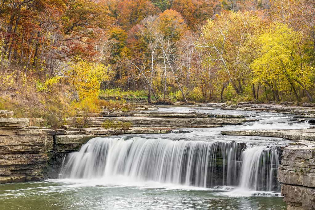 Lower Cataract Falls, un'ampia cascata nella contea di Owen, nell'Indiana, è circondata da uno splendido fogliame autunnale.