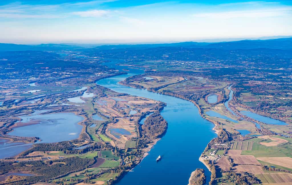 Veduta aerea della fattoria e dell'area faunistica dell'isola di Sauvie e del fiume Columbia che conduce a ovest verso Astoria, Oregon, da Vancouver, Washington