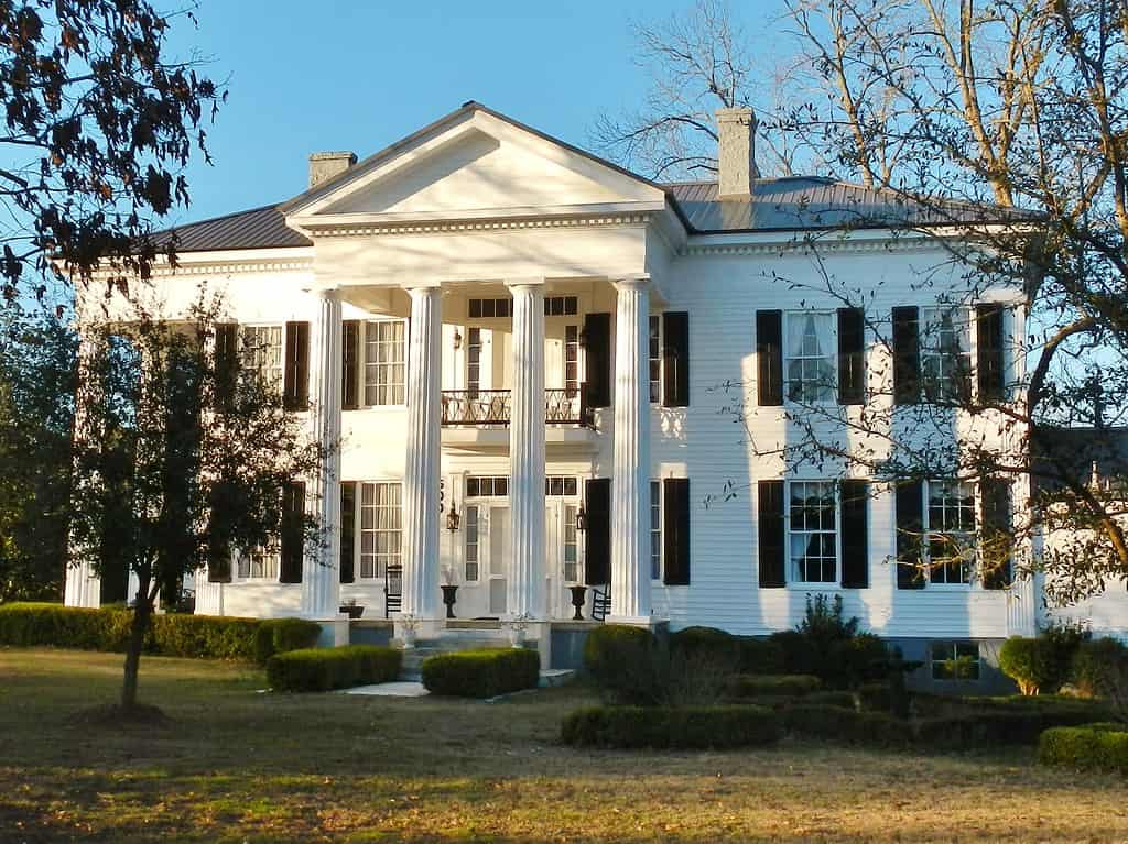 La piantagione Pillars nella contea di Lowndes, in Alabama, era una storica piantagione di cotone.  Fu fondata da un immigrato scozzese, John McMillan, nel 1817.