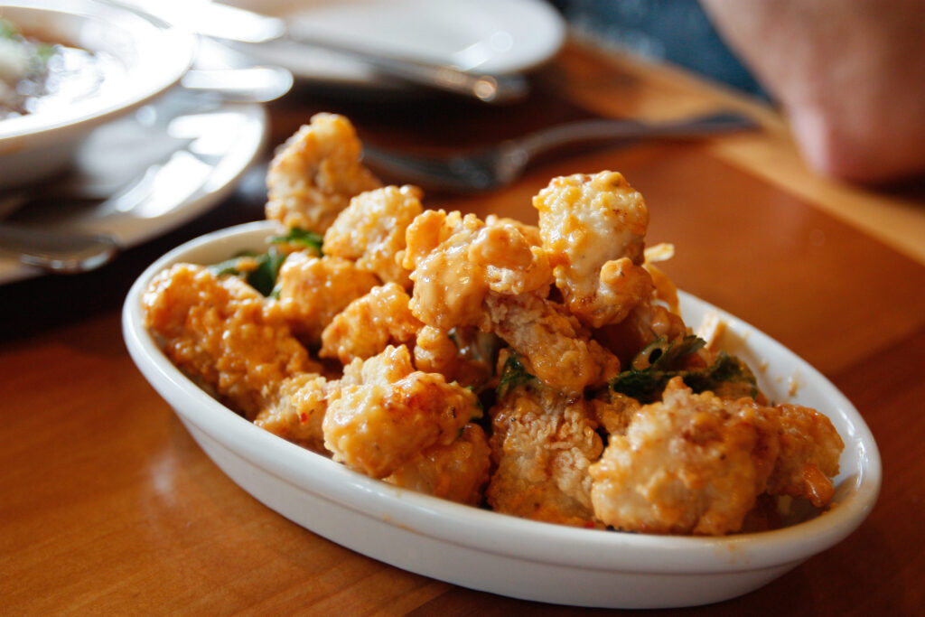 Alligatore fritto con maionese all'aglio e peperoncino