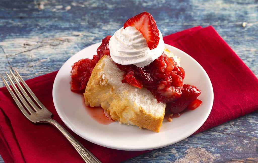 Torta corta alle fragole realizzata con torta Angel Food e salsa di fragole