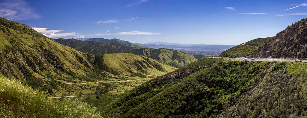 Vista colorata della valle di San Bernardino dalle montagne di San Bernardino in una giornata di sole, Rim of the World Scenic Byway, contea di San Bernardino, California
