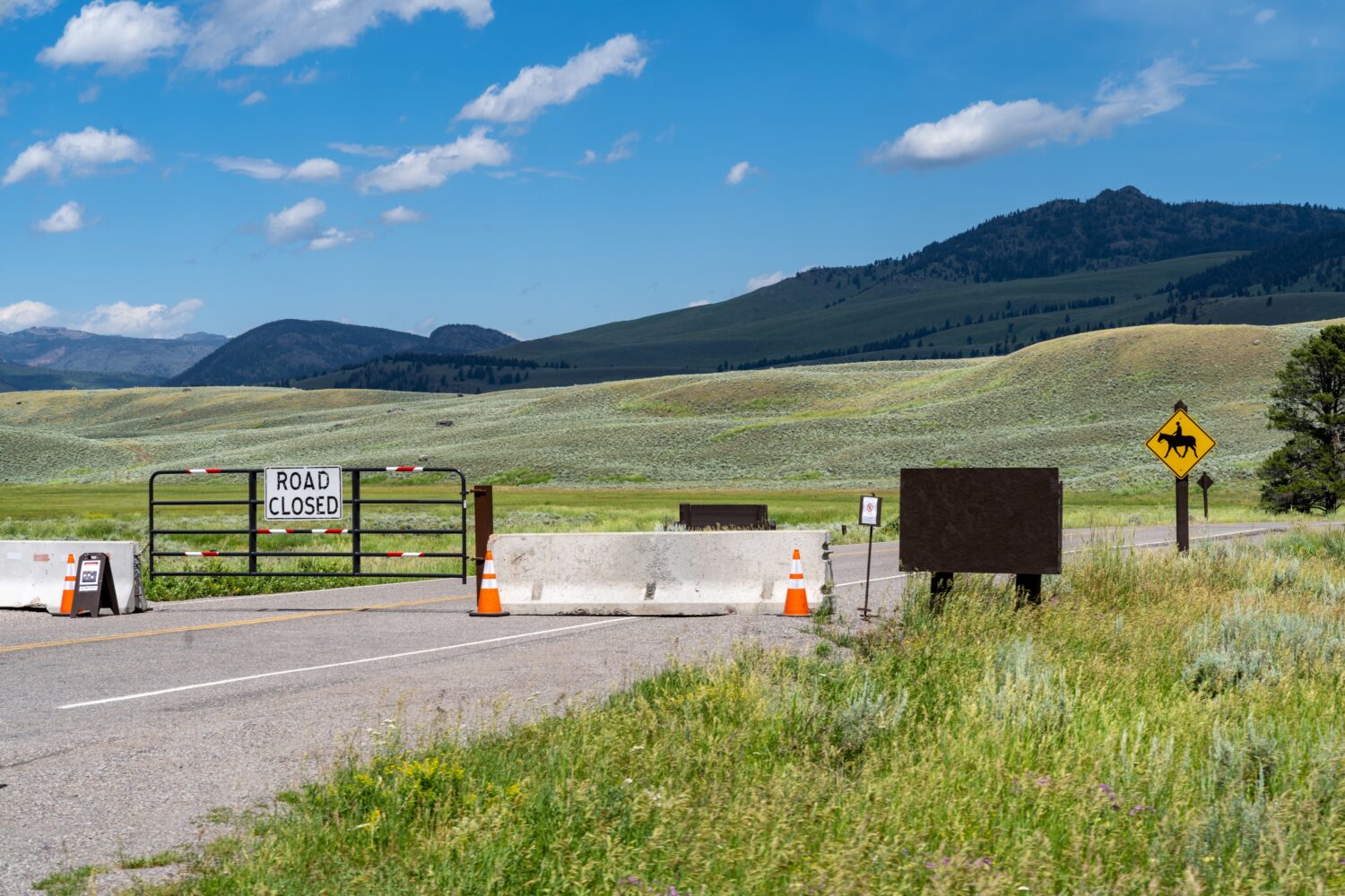 Strada chiusa alla Lamar Valley e all'ingresso nord-est nel Parco Nazionale di Yellowstone a causa della storica inondazione del 2022