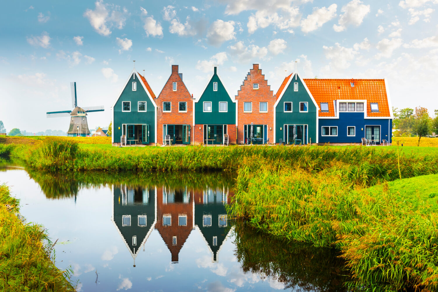 Volendam è una città dell'Olanda Settentrionale nei Paesi Bassi.  Case colorate del parco marino di Volendam.  Olanda Settentrionale, Paesi Bassi.