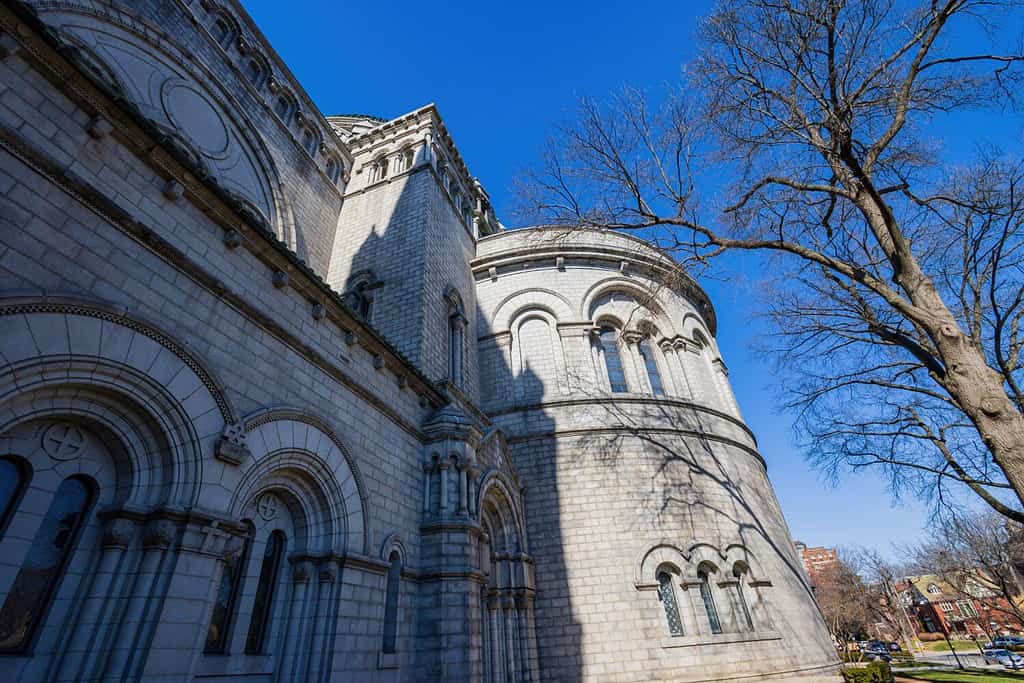 Vista soleggiata della Basilica Cattedrale di Saint Louis nel Missouri