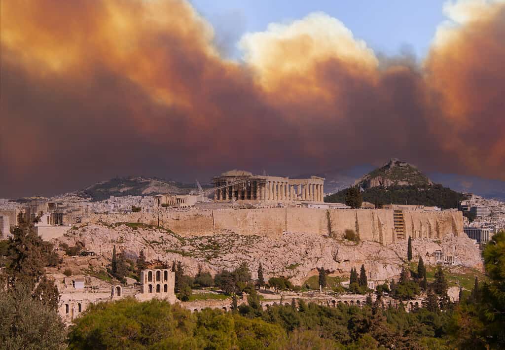 Veduta dell'Acropoli e del Partenone sullo sfondo del fumo degli incendi ad Atene, in Grecia