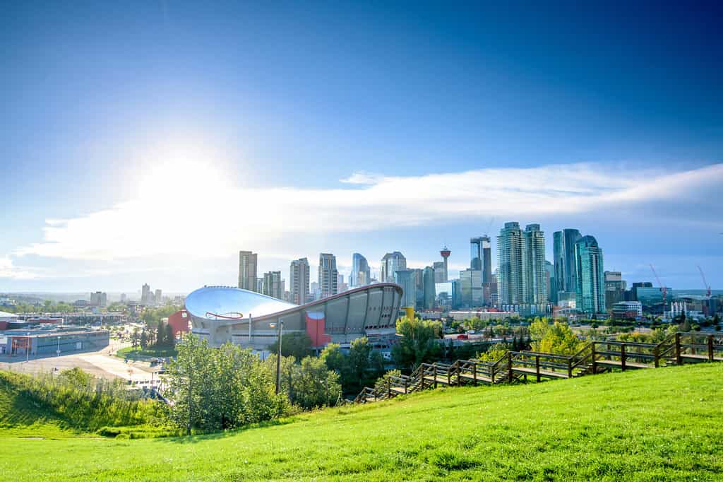 Bellissimo skyline della città di Calgary dalla collina scozzese in una giornata di sole, Canada