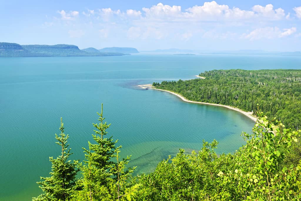 Bellissimo paesaggio della sponda settentrionale del Lago Superiore dall'alto in Ontario, Canada