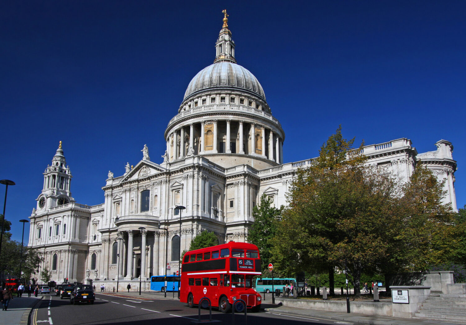 Cattedrale di St. Paul e autobus rosso a Londra