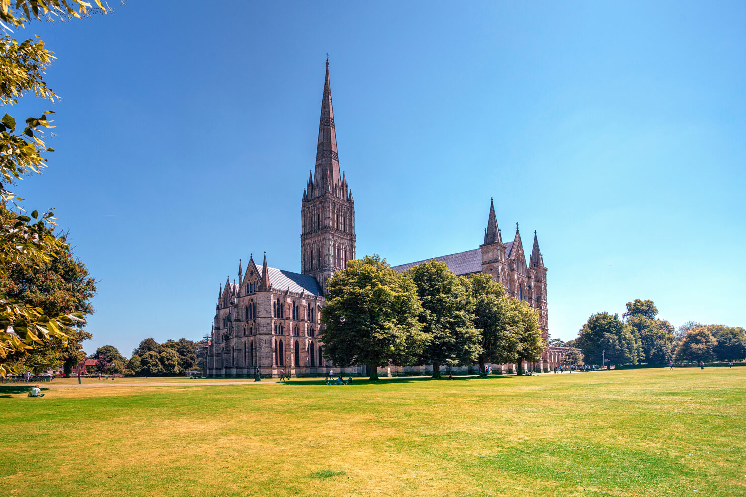 Cattedrale di Salisbury - Sedersi nello splendore all'interno della Cattedrale In una bella giornata estiva.