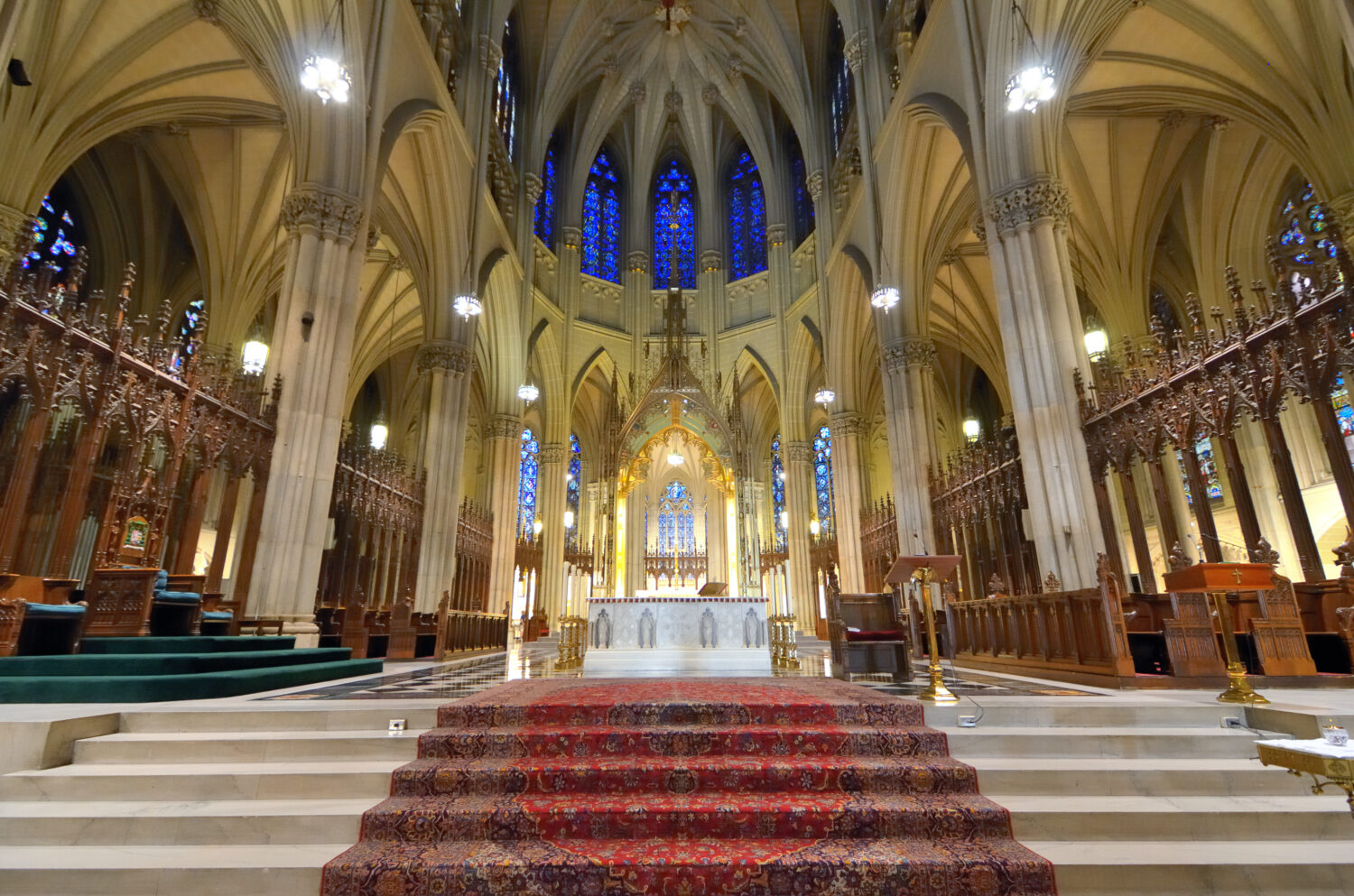 Interno della Cattedrale di San Patrizio, una famosa cattedrale cattolica romana neogotica a New York City.