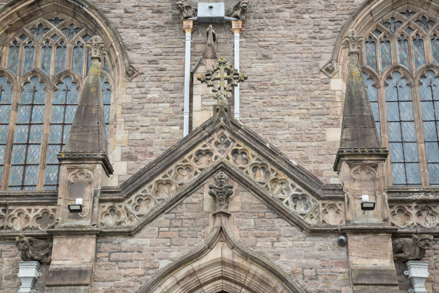 Ingresso e facciata della chiesa del Priorato di St Mary, Abergavenny;  Galles;  UK