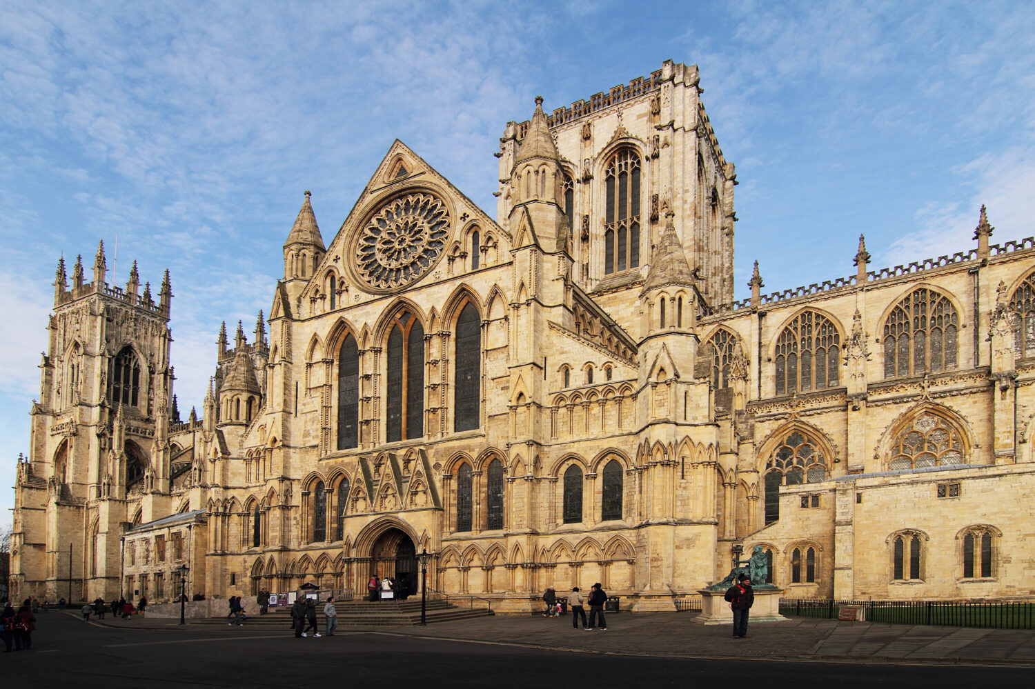 vista laterale della cattedrale di york.