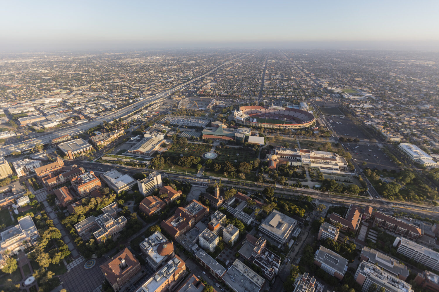 Veduta aerea dell'Exposition Park, del LA Memorial Coliseum e della University of Southern California vicino al centro di Los Angeles.  