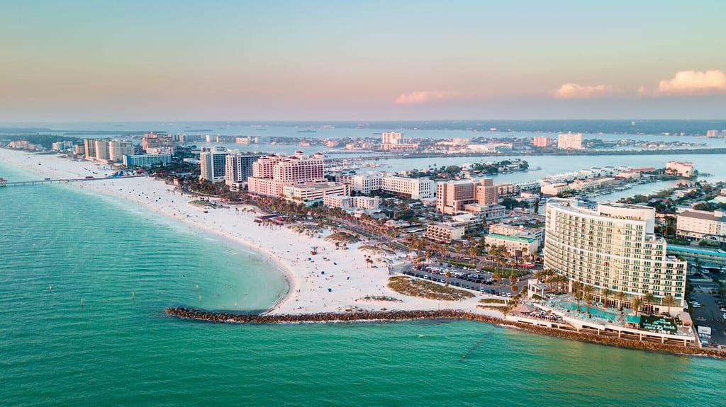 Panorama della città Clearwater Beach FL.  Vacanze estive in Florida.  Bellissima vista su hotel e resort sull'isola.  Colore blu dell'acqua dell'oceano.  Costa americana o costa del Golfo del Messico.  Cielo dopo il tramonto.