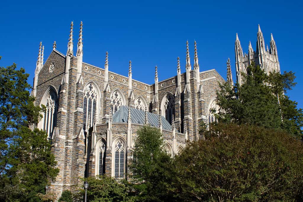 La Duke University Chapel si trova nel campus della Duke University a Durham, nella Carolina del Nord e può ospitare 1800 persone.