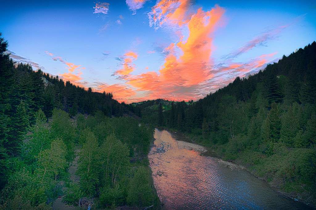 Un bellissimo tramonto rosa e arancione sul fiume Dear Born nel mese di giugno ad Augusta, nel Montana