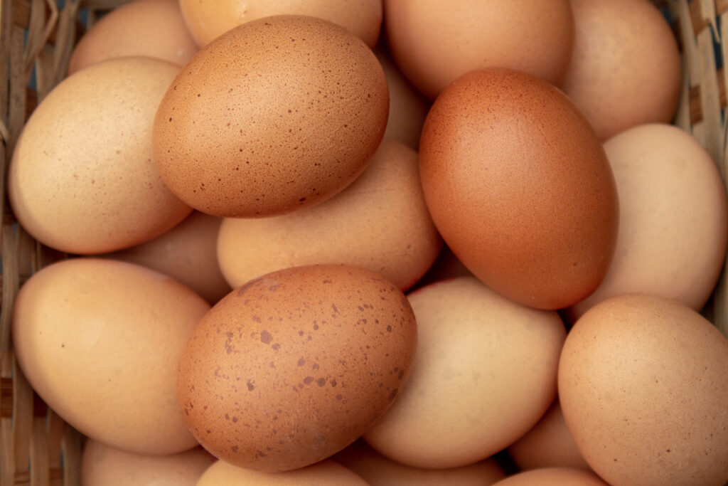 Un cesto di uova di gallina dall'alto