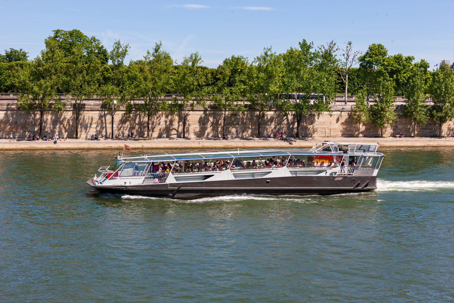 Una barca da diporto sulla Senna.  Parigi, Francia