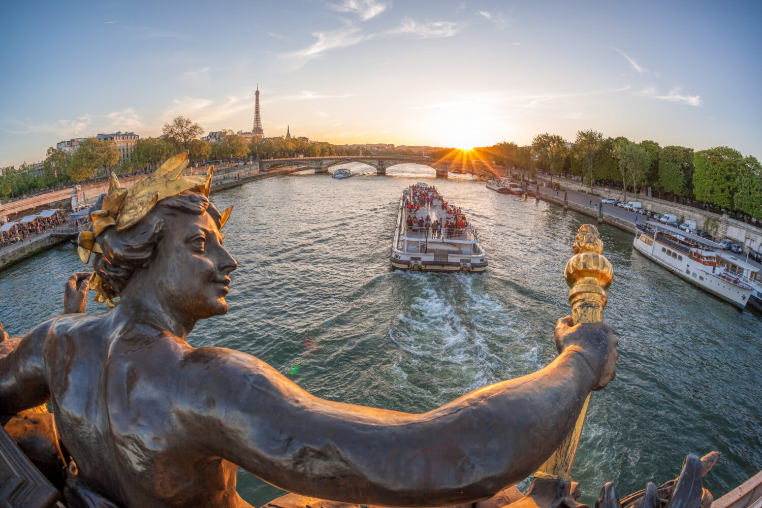 Ponte Alexandre III a Parigi contro la Torre Eiffel con barca sulla Senna, Francia