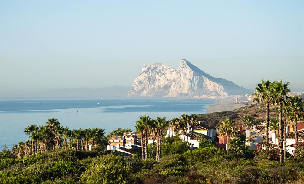 Paesaggio con la rocca di Gibilterra sullo sfondo.