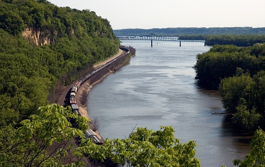 Fiume Mississippi e treno dall'Illinois