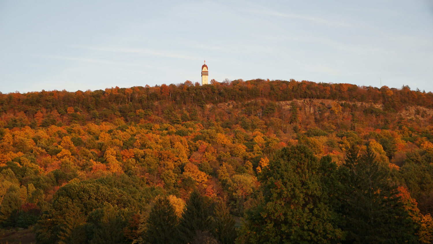 Una vista della Torre Heublein durante l'autunno sulla montagna Talcott a Simsbury nel Connecticut.  Foglie colorate.