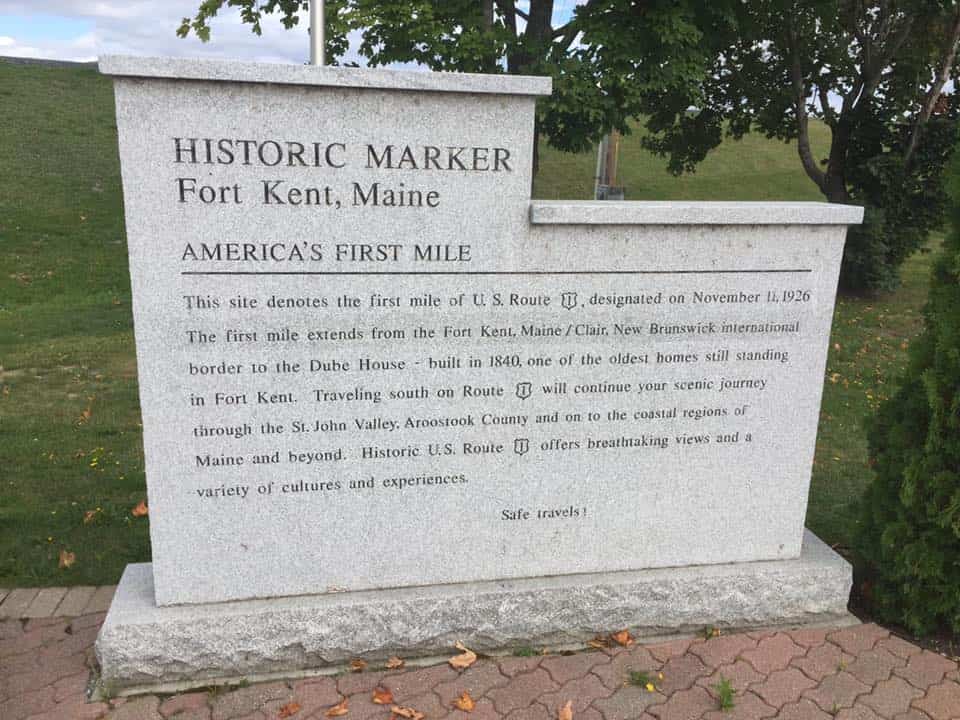 Segnale storico per onorare l'inizio del primo miglio della US Route 1 a Fort Kent, nel Maine.