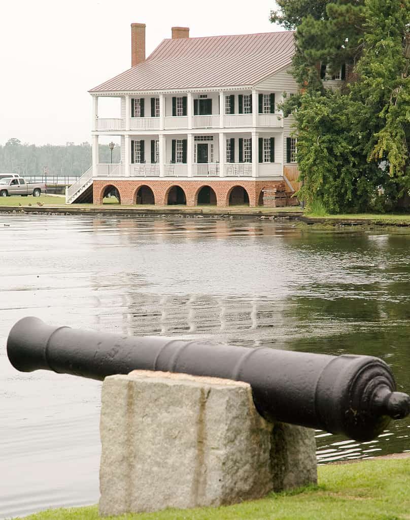 storica Barker House e cannone