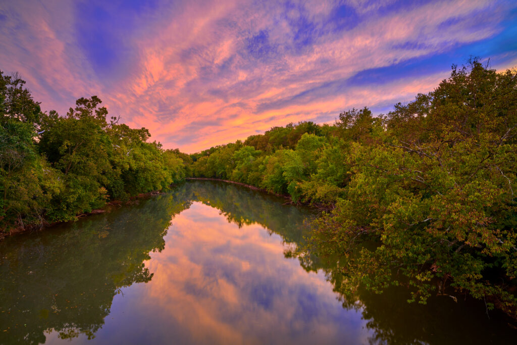 Nuvole colorate dal sole che tramonta sulla South Fork del Licking River.