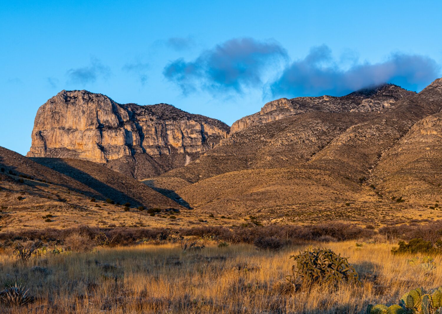 Nuvole mattutine su El Capitan e Guadalupe Peak, Parco Nazionale delle Montagne Guadalupe, Texas, Stati Uniti