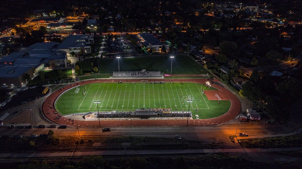 Immagine aerea del drone di una partita di football americano di una scuola superiore giocata di notte a Glenwood Springs, Colorado.