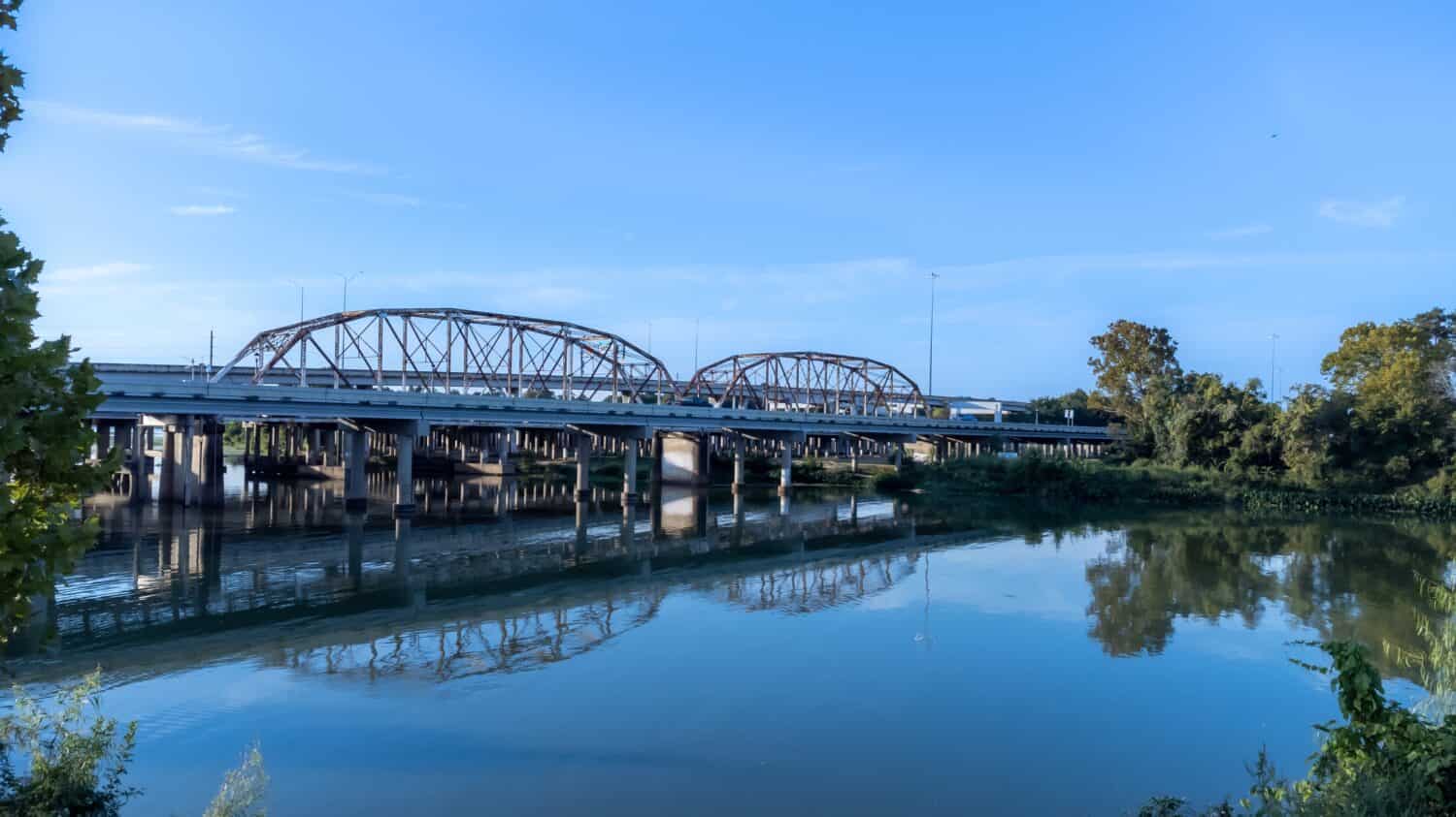 Il Bevil Jarrell Memorial Bridge sul fiume San Jacinto a Humble, Texas.