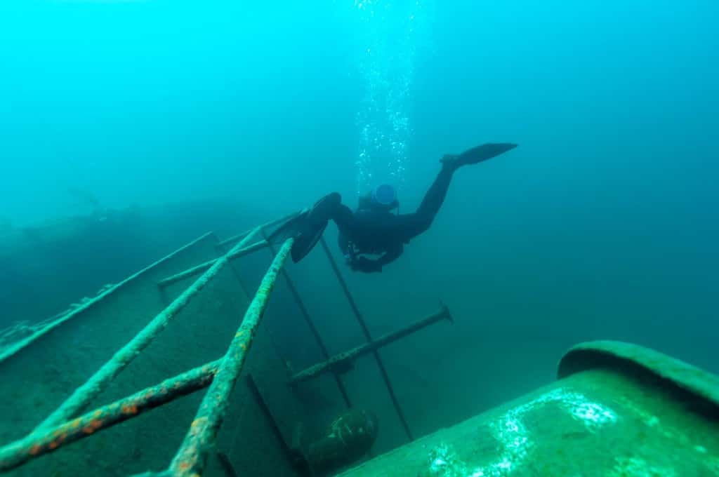 Operatore subacqueo che esplora il naufragio del lago 