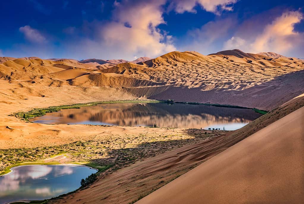 Due laghi Nel deserto di Badain Jaran